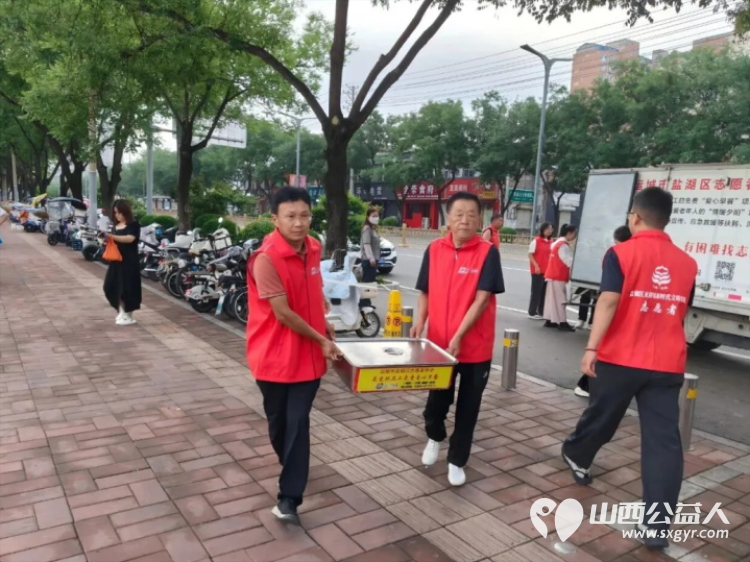 以党建为引领汇聚志愿力量----盐湖区龙居镇赎马村党支部助力盐湖区志愿者协会爱心早餐为环卫工人送来了清凉的西瓜和解暑的饮料温暖着现场每一个人 - 第3张 - 山西公益人 以党建为引领汇聚志愿力量----盐湖区龙居镇赎马村党支部助力盐湖区志愿者协会爱心早餐为环卫工人送来了清凉的西瓜和解暑的饮料温暖着现场每一个人 - 第3张