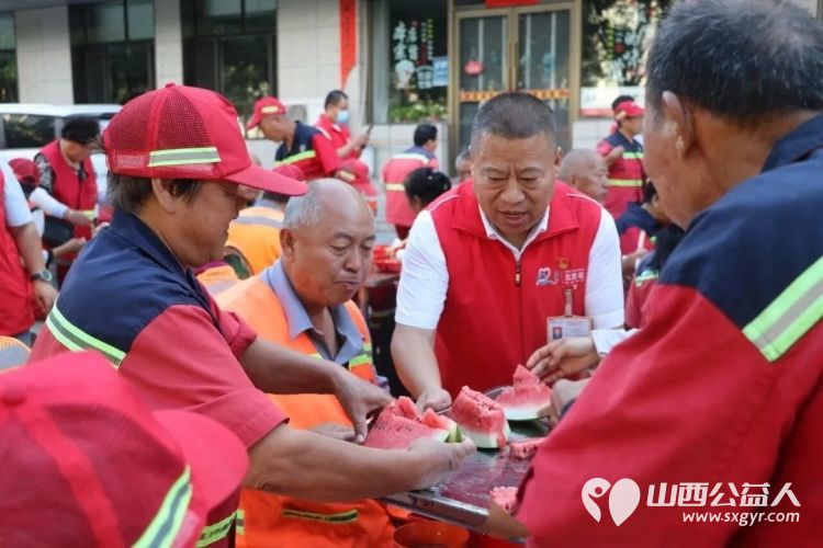 党旗引领志愿红----盐湖区志愿者协会党建+公益献礼七一协会支部组织党员志愿者参与了关爱环卫工人·爱心早餐公益活动让群众在细微处感受到了党的温暖 - 第7张 - 山西公益人 党旗引领志愿红----盐湖区志愿者协会党建+公益献礼七一协会支部组织党员志愿者参与了关爱环卫工人·爱心早餐公益活动让群众在细微处感受到了党的温暖 - 第7张
