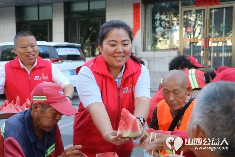 党旗引领志愿红----盐湖区志愿者协会党建+公益献礼七一协会支部组织党员志愿者参与了关爱环卫工人·爱心早餐公益活动让群众在细微处感受到了党的温暖 - 第6张 - 山西公益人 党旗引领志愿红----盐湖区志愿者协会党建+公益献礼七一协会支部组织党员志愿者参与了关爱环卫工人·爱心早餐公益活动让群众在细微处感受到了党的温暖 - 第6张