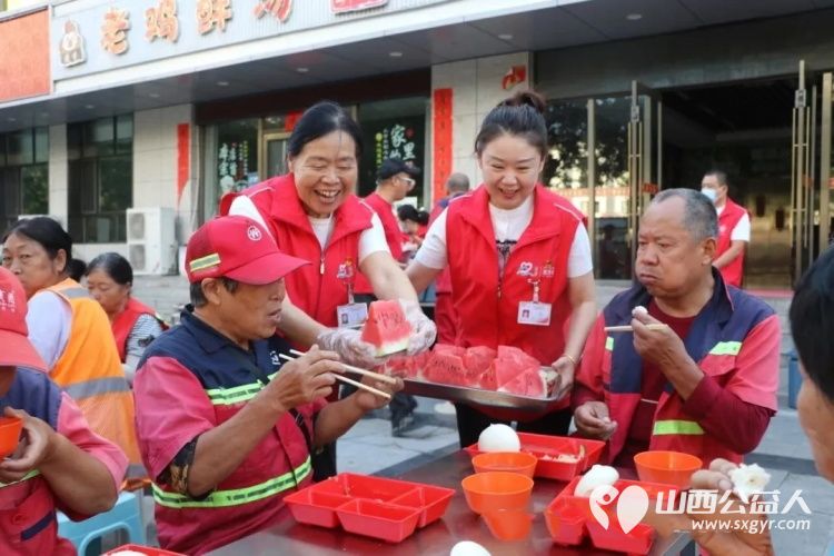 党旗引领志愿红----盐湖区志愿者协会党建+公益献礼七一协会支部组织党员志愿者参与了关爱环卫工人·爱心早餐公益活动让群众在细微处感受到了党的温暖 - 第5张 - 山西公益人 党旗引领志愿红----盐湖区志愿者协会党建+公益献礼七一协会支部组织党员志愿者参与了关爱环卫工人·爱心早餐公益活动让群众在细微处感受到了党的温暖 - 第5张