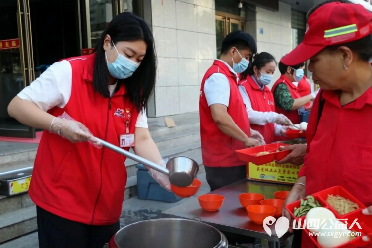 党旗引领志愿红----盐湖区志愿者协会党建+公益献礼七一协会支部组织党员志愿者参与了关爱环卫工人·爱心早餐公益活动让群众在细微处感受到了党的温暖 - 第3张 - 山西公益人 党旗引领志愿红----盐湖区志愿者协会党建+公益献礼七一协会支部组织党员志愿者参与了关爱环卫工人·爱心早餐公益活动让群众在细微处感受到了党的温暖 - 第3张