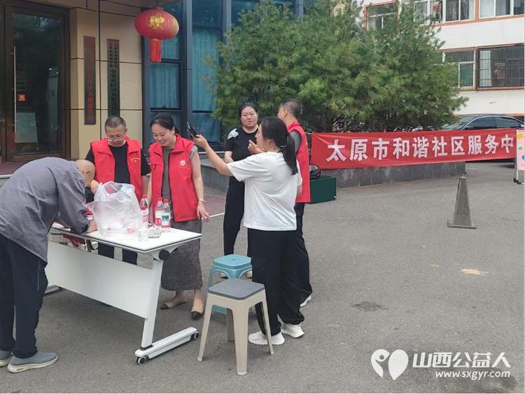 庆七一践初心暖民心献大爱----太原市和谐社区联合赵海生雷锋团在享堂社区开展公益义剪爱心蔬菜慰问活动为辖区老人残疾及困难家庭送上节日温暖 - 第10张 - 山西公益人 庆七一践初心暖民心献大爱----太原市和谐社区联合赵海生雷锋团在享堂社区开展公益义剪爱心蔬菜慰问活动为辖区老人残疾及困难家庭送上节日温暖 - 第10张