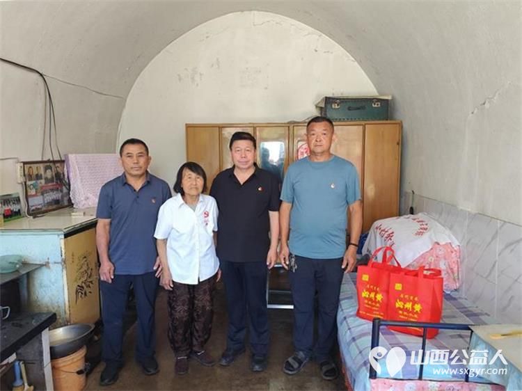 烈火映初心平凡铸担当 临县青年志愿者协会与山西文化发展基金会联合组织开展走访慰问老党员主题活动走进老党员薛侯平家中询问他的日常生活和家庭情况 - 第7张 - 山西公益人 烈火映初心平凡铸担当 临县青年志愿者协会与山西文化发展基金会联合组织开展走访慰问老党员主题活动走进老党员薛侯平家中询问他的日常生活和家庭情况 - 第7张