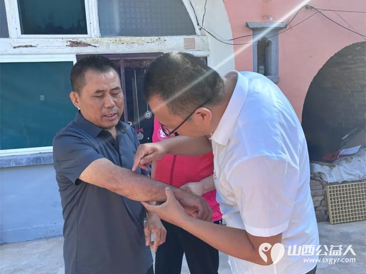 烈火映初心平凡铸担当 临县青年志愿者协会与山西文化发展基金会联合组织开展走访慰问老党员主题活动走进老党员薛侯平家中询问他的日常生活和家庭情况 - 第3张 - 山西公益人 烈火映初心平凡铸担当 临县青年志愿者协会与山西文化发展基金会联合组织开展走访慰问老党员主题活动走进老党员薛侯平家中询问他的日常生活和家庭情况 - 第3张