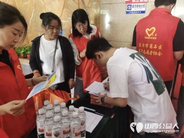 聆听老兵红色宣讲志愿同行传承红色薪火｜吕梁市离石区青年志愿者协会组织志愿者参与山西省老兵宣讲团弘扬长征精神争当复兴先锋主题巡回宣讲报告会现场会务秩序引导等保障服务 - 第5张