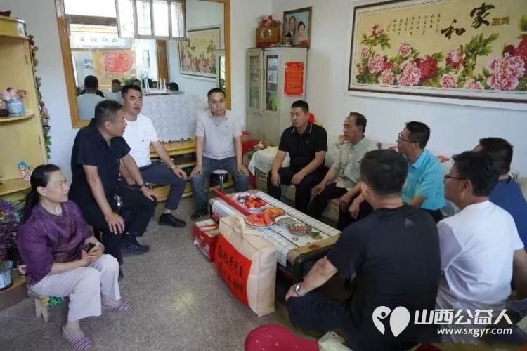传递组织温暖赓续红色初心----河曲县新联会、河曲爱华公益志愿者协会和黄河谣生态环境协会共同开展走访慰问老党员活动每位老党员200元慰问金及生活用品 - 第3张