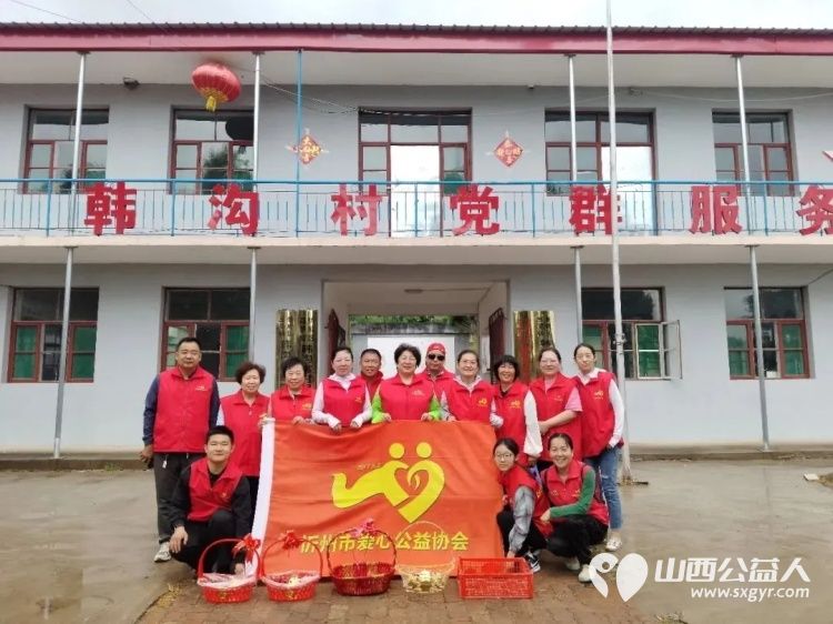 风雨同心助农售杏温情传递双向温暖----忻州市爱心公益协会帮助志愿者王秀平韩沟村家中60棵彩虹杏的采摘工作采摘杏子1100余斤捐赠至5所光荣院养老院及特殊教育学校 - 第1张 - 山西公益人 风雨同心助农售杏温情传递双向温暖----忻州市爱心公益协会帮助志愿者王秀平韩沟村家中60棵彩虹杏的采摘工作采摘杏子1100余斤捐赠至5所光荣院养老院及特殊教育学校 - 第1张