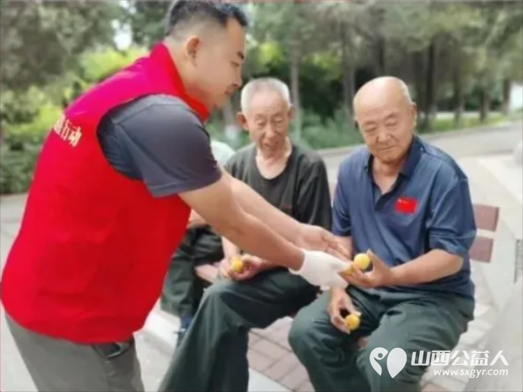 风雨同心助农售杏温情传递双向温暖----忻州市爱心公益协会帮助志愿者王秀平韩沟村家中60棵彩虹杏的采摘工作采摘杏子1100余斤捐赠至5所光荣院养老院及特殊教育学校 - 第37张 - 山西公益人 风雨同心助农售杏温情传递双向温暖----忻州市爱心公益协会帮助志愿者王秀平韩沟村家中60棵彩虹杏的采摘工作采摘杏子1100余斤捐赠至5所光荣院养老院及特殊教育学校 - 第37张