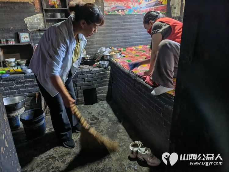 介休市敬老协会志愿者在连福镇东杨屯村入户探访东杨屯村85岁李丰达为老人打扫室内外卫生刷洗锅碗瓢盆理发洗漱做饭包饺子 - 第7张
