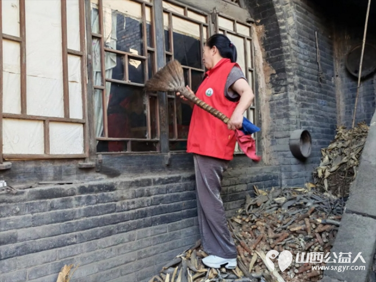 介休市敬老协会志愿者在连福镇东杨屯村入户探访东杨屯村85岁李丰达为老人打扫室内外卫生刷洗锅碗瓢盆理发洗漱做饭包饺子 - 第6张