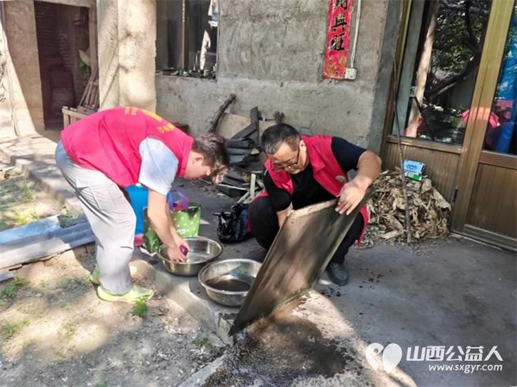 介休市敬老协会去连福镇东湖龙村入户探访86岁马成保为老人打扫室内外卫生刷洗锅碗瓢盆做饭包饺子 - 第9张 - 山西公益人 介休市敬老协会去连福镇东湖龙村入户探访86岁马成保为老人打扫室内外卫生刷洗锅碗瓢盆做饭包饺子 - 第9张