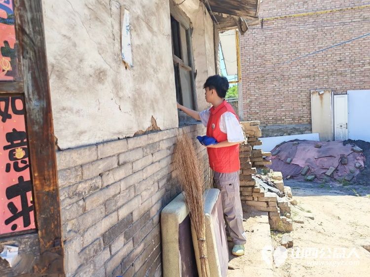 介休市敬老协会志愿者入户赵家庄村杨志吉老人家(现居住西湖龙村)为老人打扫室内外卫生刷洗锅碗瓢盆理发洗漱做饭包饺子 - 第3张 - 山西公益人 介休市敬老协会志愿者入户赵家庄村杨志吉老人家(现居住西湖龙村)为老人打扫室内外卫生刷洗锅碗瓢盆理发洗漱做饭包饺子 - 第3张