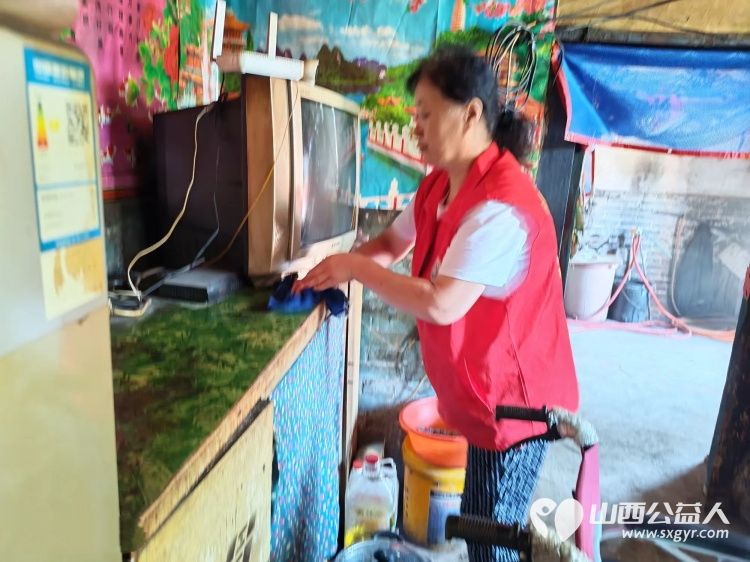 介休市敬老协会志愿者入户赵家庄村杨志吉老人家(现居住西湖龙村)为老人打扫室内外卫生刷洗锅碗瓢盆理发洗漱做饭包饺子 - 第9张 - 山西公益人 介休市敬老协会志愿者入户赵家庄村杨志吉老人家(现居住西湖龙村)为老人打扫室内外卫生刷洗锅碗瓢盆理发洗漱做饭包饺子 - 第9张