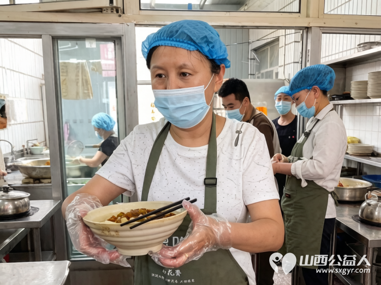 一碗热面暖人心文化健体添温情----长治市小雨点公益志愿者协会思源组7月6日在长治市雨花斋二部开展免费供餐暖心公益活动 - 第19张