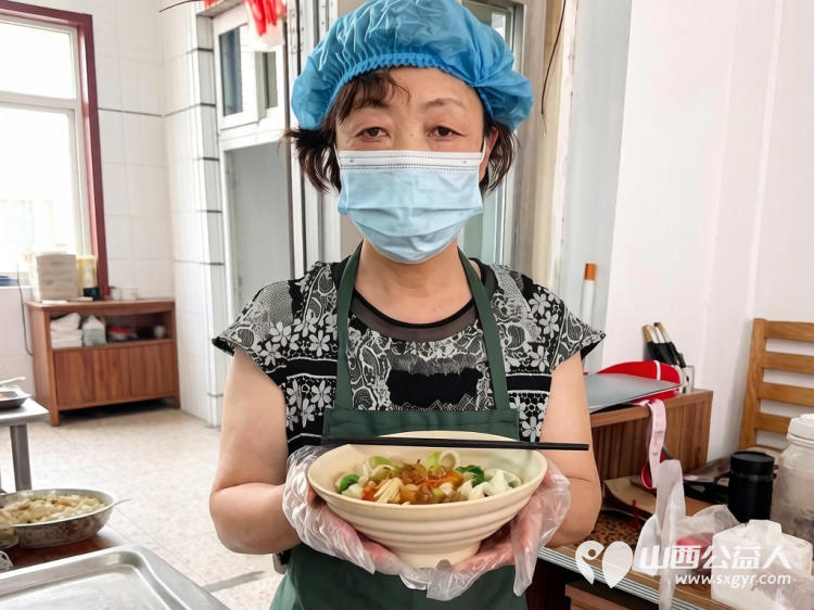 一碗热面暖人心文化健体添温情----长治市小雨点公益志愿者协会思源组7月6日在长治市雨花斋二部开展免费供餐暖心公益活动 - 第20张