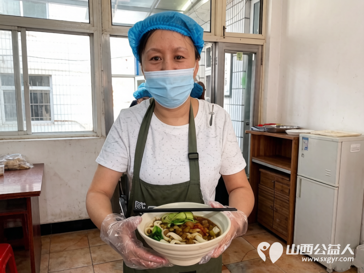 一碗热面暖人心文化健体添温情----长治市小雨点公益志愿者协会思源组7月6日在长治市雨花斋二部开展免费供餐暖心公益活动 - 第18张