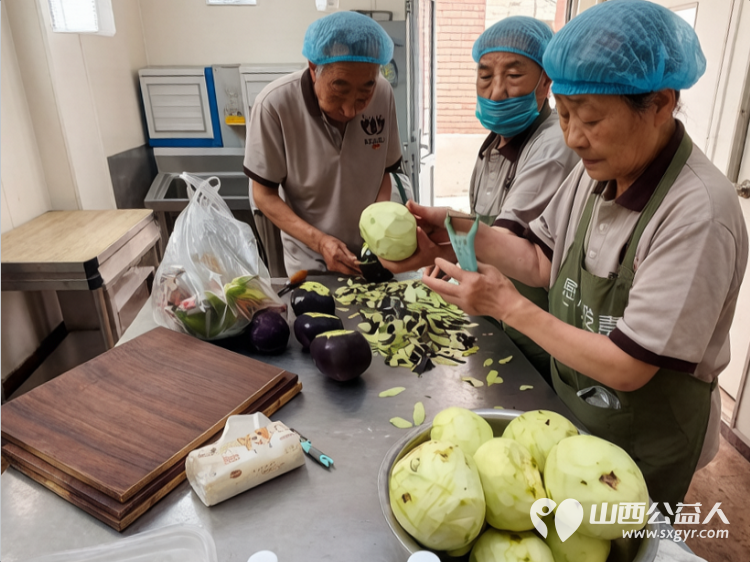 一碗热面暖人心文化健体添温情----长治市小雨点公益志愿者协会思源组7月6日在长治市雨花斋二部开展免费供餐暖心公益活动 - 第6张