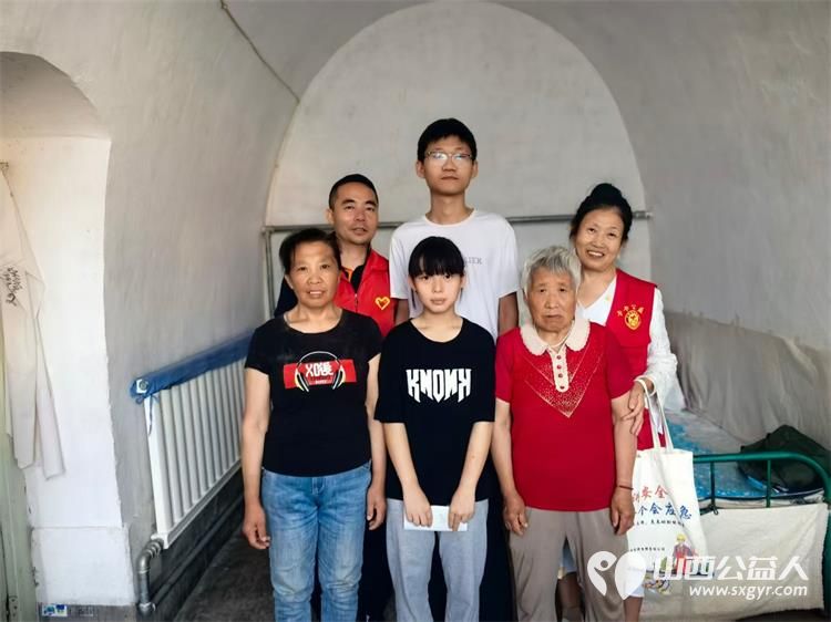 寿阳县卡卡公益志愿者协会开启暑期助学帮扶活动本次共资助4名困境学子为每名孩子发放1000元助学金和一些生活物资感谢爱心志愿者的这份温暖 - 第1张