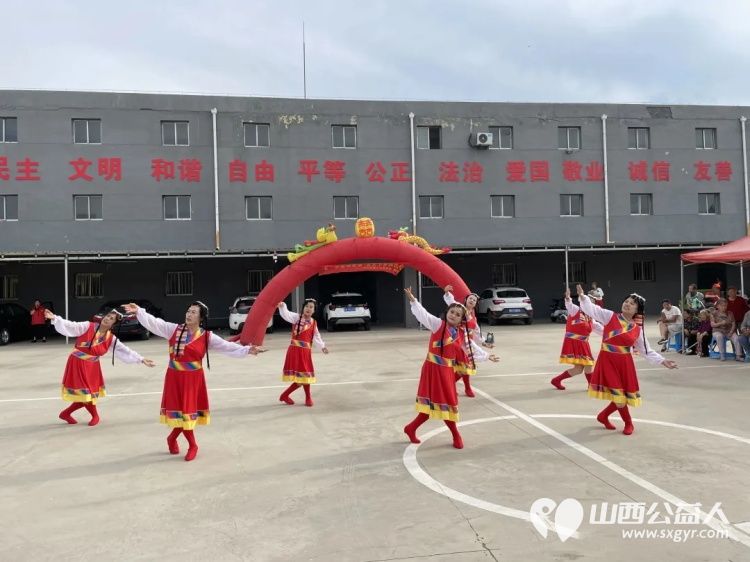 文化下乡暖人心爱心慰问情意浓----忻州市爱心公益协会走进忻府区兰村乡晏村开展慰问演出还为晏村十三户困难家庭发放了慰问礼品将社会大家庭的温暖切实传递到群众手中 - 第6张
