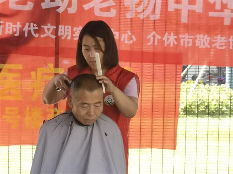 志愿服务进社区健康活动暖人心----介休市敬老协会2026年7月8日走进介休市北坛街道文苑街保利达小区为社区所有老人爱心理发义诊让每一位老人清爽舒心感受社会送来的暖心陪伴 - 第15张 - 山西公益人 志愿服务进社区健康活动暖人心----介休市敬老协会2026年7月8日走进介休市北坛街道文苑街保利达小区为社区所有老人爱心理发义诊让每一位老人清爽舒心感受社会送来的暖心陪伴 - 第15张
