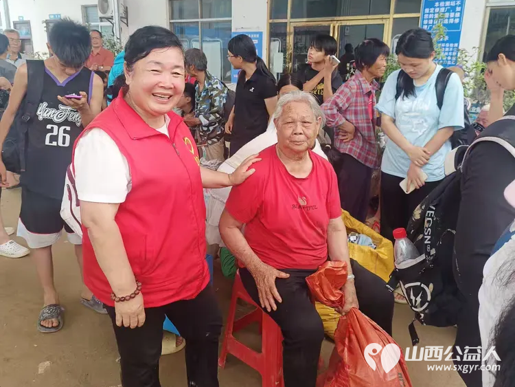 山西忻州志愿者冯丽驰援广西横州助力一线抗洪救灾安置点里忙不停尽己所能为受灾群众送上一份温暖与力量 - 第1张