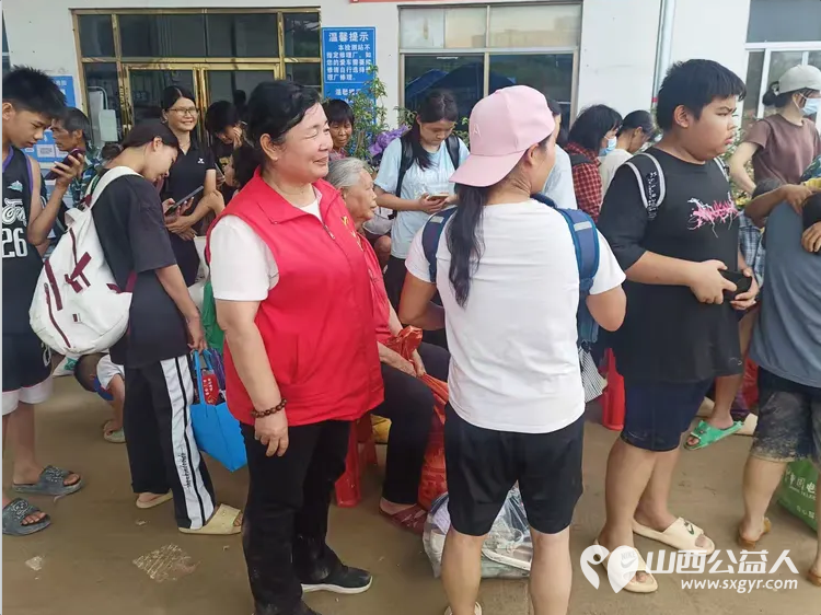 山西忻州志愿者冯丽驰援广西横州助力一线抗洪救灾安置点里忙不停尽己所能为受灾群众送上一份温暖与力量 - 第2张