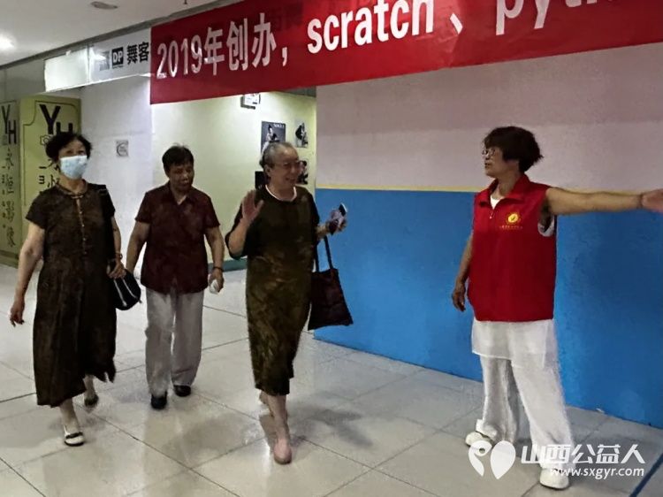 阳泉市义工联合会携九达国际影城邀请99位老人免费观看了热播电影《四渡》让老人们多一段欢聚相伴的时光 - 第4张 - 山西公益人 阳泉市义工联合会携九达国际影城邀请99位老人免费观看了热播电影《四渡》让老人们多一段欢聚相伴的时光 - 第4张