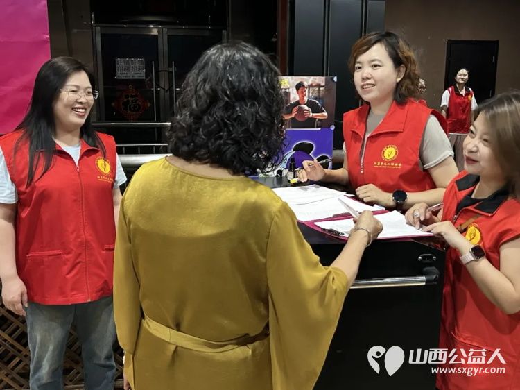 阳泉市义工联合会携九达国际影城邀请99位老人免费观看了热播电影《四渡》让老人们多一段欢聚相伴的时光 - 第6张 - 山西公益人 阳泉市义工联合会携九达国际影城邀请99位老人免费观看了热播电影《四渡》让老人们多一段欢聚相伴的时光 - 第6张