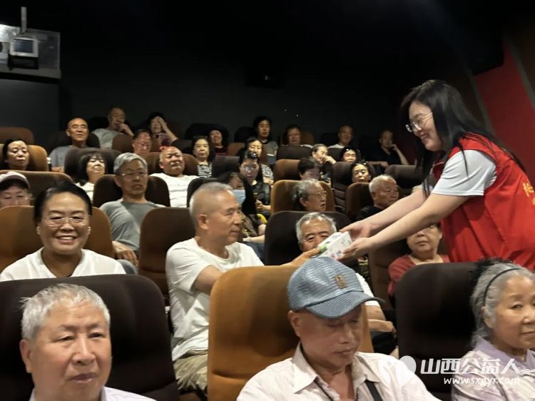 阳泉市义工联合会携九达国际影城邀请99位老人免费观看了热播电影《四渡》让老人们多一段欢聚相伴的时光 - 第9张 - 山西公益人 阳泉市义工联合会携九达国际影城邀请99位老人免费观看了热播电影《四渡》让老人们多一段欢聚相伴的时光 - 第9张