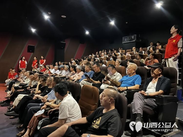 阳泉市义工联合会携九达国际影城邀请99位老人免费观看了热播电影《四渡》让老人们多一段欢聚相伴的时光 - 第11张 - 山西公益人 阳泉市义工联合会携九达国际影城邀请99位老人免费观看了热播电影《四渡》让老人们多一段欢聚相伴的时光 - 第11张