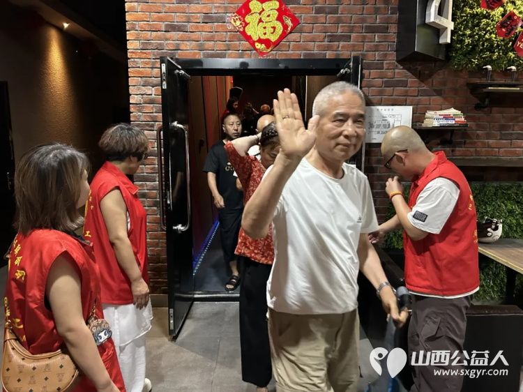 阳泉市义工联合会携九达国际影城邀请99位老人免费观看了热播电影《四渡》让老人们多一段欢聚相伴的时光 - 第14张 - 山西公益人 阳泉市义工联合会携九达国际影城邀请99位老人免费观看了热播电影《四渡》让老人们多一段欢聚相伴的时光 - 第14张