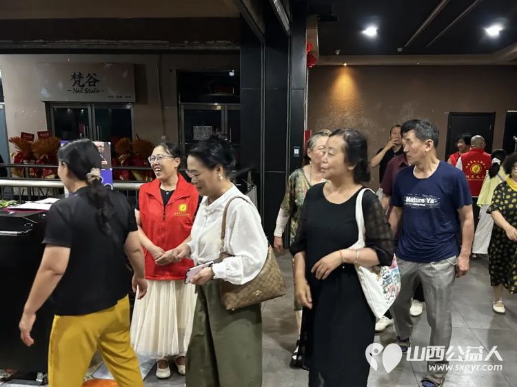 阳泉市义工联合会携九达国际影城邀请99位老人免费观看了热播电影《四渡》让老人们多一段欢聚相伴的时光 - 第13张 - 山西公益人 阳泉市义工联合会携九达国际影城邀请99位老人免费观看了热播电影《四渡》让老人们多一段欢聚相伴的时光 - 第13张