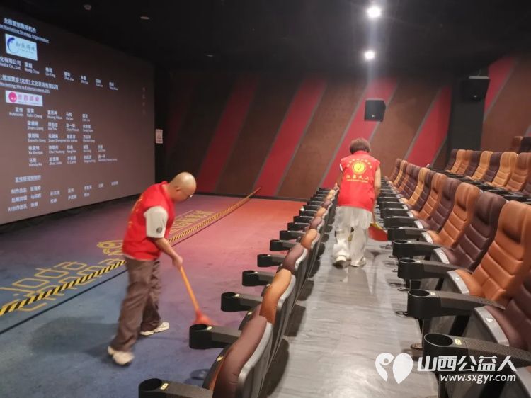 阳泉市义工联合会携九达国际影城邀请99位老人免费观看了热播电影《四渡》让老人们多一段欢聚相伴的时光 - 第15张 - 山西公益人 阳泉市义工联合会携九达国际影城邀请99位老人免费观看了热播电影《四渡》让老人们多一段欢聚相伴的时光 - 第15张