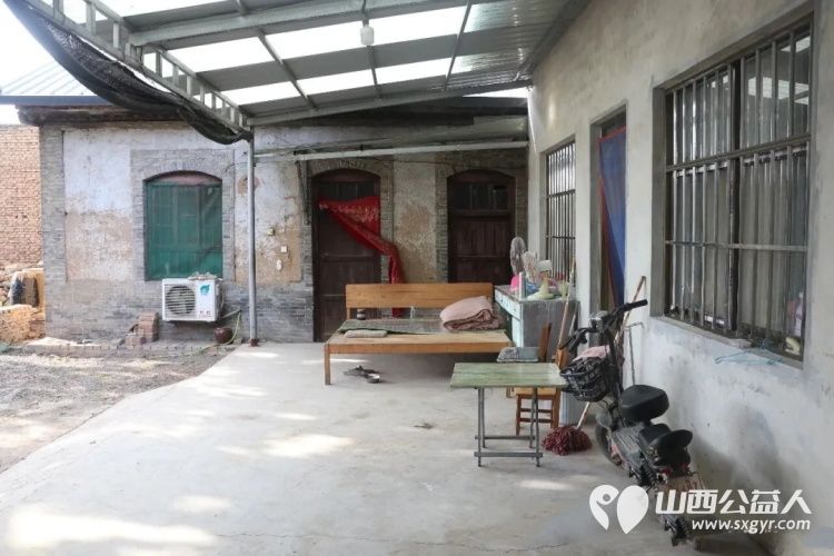 盐湖区志愿者协会开展困境家庭环境卫生清理志愿服务活动帮助残疾人家庭打扫卫生改善居住环境以实际行动传递社会温暖 - 第12张 - 山西公益人 盐湖区志愿者协会开展困境家庭环境卫生清理志愿服务活动帮助残疾人家庭打扫卫生改善居住环境以实际行动传递社会温暖 - 第12张