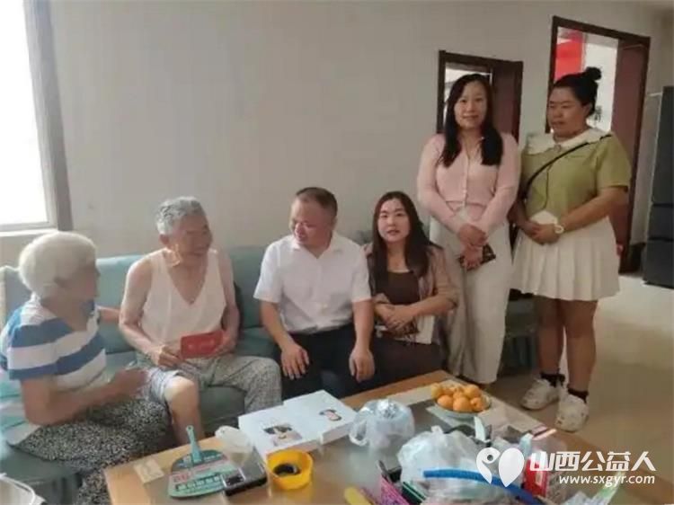 小店区工商联携爱心企业家吴总夫妇走进平阳路街道滨东社区开展公益慰问活动走访慰问辖区6户困难群众为他们送去慰问金和诚挚关怀 - 第6张 - 山西公益人 小店区工商联携爱心企业家吴总夫妇走进平阳路街道滨东社区开展公益慰问活动走访慰问辖区6户困难群众为他们送去慰问金和诚挚关怀 - 第6张