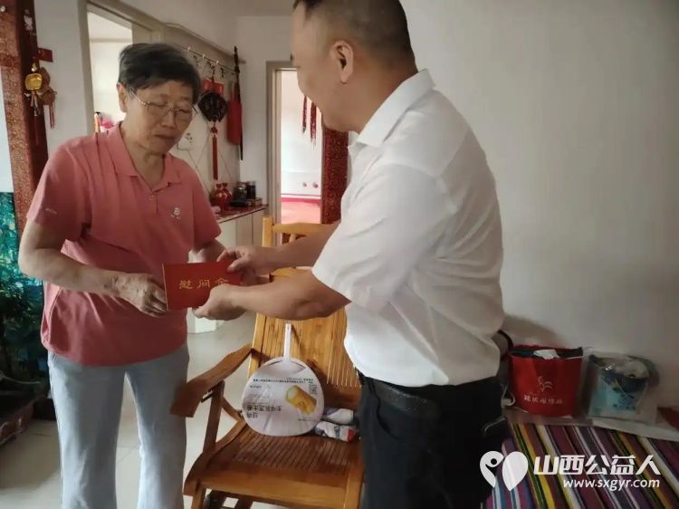 小店区工商联携爱心企业家吴总夫妇走进平阳路街道滨东社区开展公益慰问活动走访慰问辖区6户困难群众为他们送去慰问金和诚挚关怀 - 第5张 - 山西公益人 小店区工商联携爱心企业家吴总夫妇走进平阳路街道滨东社区开展公益慰问活动走访慰问辖区6户困难群众为他们送去慰问金和诚挚关怀 - 第5张
