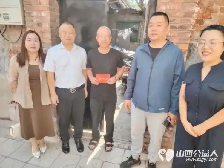 小店区工商联携爱心企业家吴总夫妇走进平阳路街道滨东社区开展公益慰问活动走访慰问辖区6户困难群众为他们送去慰问金和诚挚关怀 - 第3张 - 山西公益人 小店区工商联携爱心企业家吴总夫妇走进平阳路街道滨东社区开展公益慰问活动走访慰问辖区6户困难群众为他们送去慰问金和诚挚关怀 - 第3张