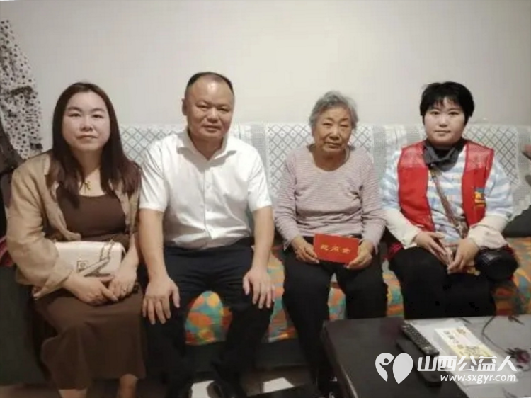 小店区工商联携爱心企业家吴总夫妇走进平阳路街道滨东社区开展公益慰问活动走访慰问辖区6户困难群众为他们送去慰问金和诚挚关怀 - 第4张 - 山西公益人 小店区工商联携爱心企业家吴总夫妇走进平阳路街道滨东社区开展公益慰问活动走访慰问辖区6户困难群众为他们送去慰问金和诚挚关怀 - 第4张