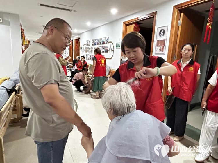 给老人一份幸福就是给自己一份快乐----阳泉市义工联合会在恒爱仁和为老服务院开展为老人理发洗头洗脚剪指甲陪他们聊天系列服务活动让老人们感受到来自社会亲情般的温暖 - 第4张 - 山西公益人 给老人一份幸福就是给自己一份快乐----阳泉市义工联合会在恒爱仁和为老服务院开展为老人理发洗头洗脚剪指甲陪他们聊天系列服务活动让老人们感受到来自社会亲情般的温暖 - 第4张