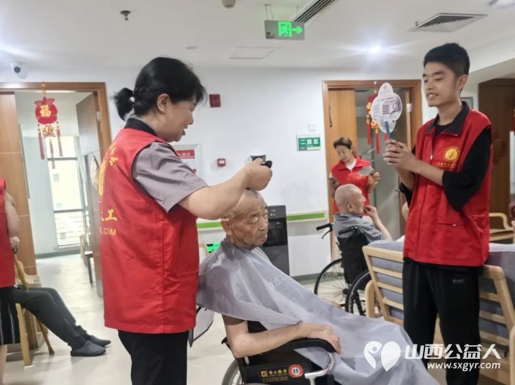 给老人一份幸福就是给自己一份快乐----阳泉市义工联合会在恒爱仁和为老服务院开展为老人理发洗头洗脚剪指甲陪他们聊天系列服务活动让老人们感受到来自社会亲情般的温暖 - 第5张 - 山西公益人 给老人一份幸福就是给自己一份快乐----阳泉市义工联合会在恒爱仁和为老服务院开展为老人理发洗头洗脚剪指甲陪他们聊天系列服务活动让老人们感受到来自社会亲情般的温暖 - 第5张