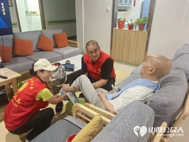 给老人一份幸福就是给自己一份快乐----阳泉市义工联合会在恒爱仁和为老服务院开展为老人理发洗头洗脚剪指甲陪他们聊天系列服务活动让老人们感受到来自社会亲情般的温暖 - 第7张 - 山西公益人 给老人一份幸福就是给自己一份快乐----阳泉市义工联合会在恒爱仁和为老服务院开展为老人理发洗头洗脚剪指甲陪他们聊天系列服务活动让老人们感受到来自社会亲情般的温暖 - 第7张