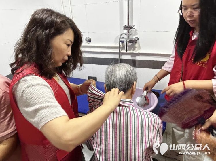 给老人一份幸福就是给自己一份快乐----阳泉市义工联合会在恒爱仁和为老服务院开展为老人理发洗头洗脚剪指甲陪他们聊天系列服务活动让老人们感受到来自社会亲情般的温暖 - 第6张 - 山西公益人 给老人一份幸福就是给自己一份快乐----阳泉市义工联合会在恒爱仁和为老服务院开展为老人理发洗头洗脚剪指甲陪他们聊天系列服务活动让老人们感受到来自社会亲情般的温暖 - 第6张