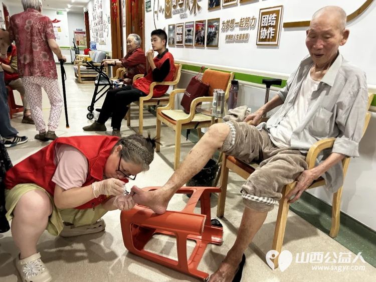 给老人一份幸福就是给自己一份快乐----阳泉市义工联合会在恒爱仁和为老服务院开展为老人理发洗头洗脚剪指甲陪他们聊天系列服务活动让老人们感受到来自社会亲情般的温暖 - 第10张 - 山西公益人 给老人一份幸福就是给自己一份快乐----阳泉市义工联合会在恒爱仁和为老服务院开展为老人理发洗头洗脚剪指甲陪他们聊天系列服务活动让老人们感受到来自社会亲情般的温暖 - 第10张