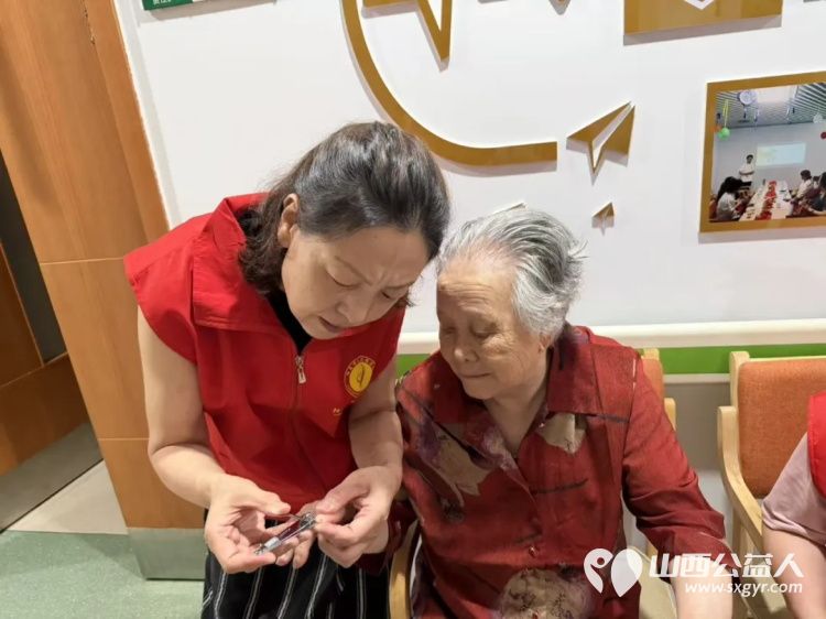 给老人一份幸福就是给自己一份快乐----阳泉市义工联合会在恒爱仁和为老服务院开展为老人理发洗头洗脚剪指甲陪他们聊天系列服务活动让老人们感受到来自社会亲情般的温暖 - 第11张 - 山西公益人 给老人一份幸福就是给自己一份快乐----阳泉市义工联合会在恒爱仁和为老服务院开展为老人理发洗头洗脚剪指甲陪他们聊天系列服务活动让老人们感受到来自社会亲情般的温暖 - 第11张