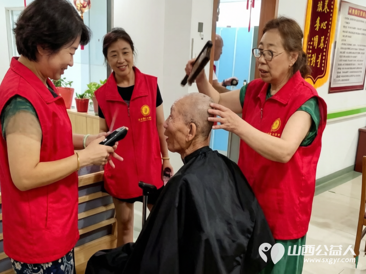 给老人一份幸福就是给自己一份快乐----阳泉市义工联合会在恒爱仁和为老服务院开展为老人理发洗头洗脚剪指甲陪他们聊天系列服务活动让老人们感受到来自社会亲情般的温暖 - 第3张 - 山西公益人 给老人一份幸福就是给自己一份快乐----阳泉市义工联合会在恒爱仁和为老服务院开展为老人理发洗头洗脚剪指甲陪他们聊天系列服务活动让老人们感受到来自社会亲情般的温暖 - 第3张