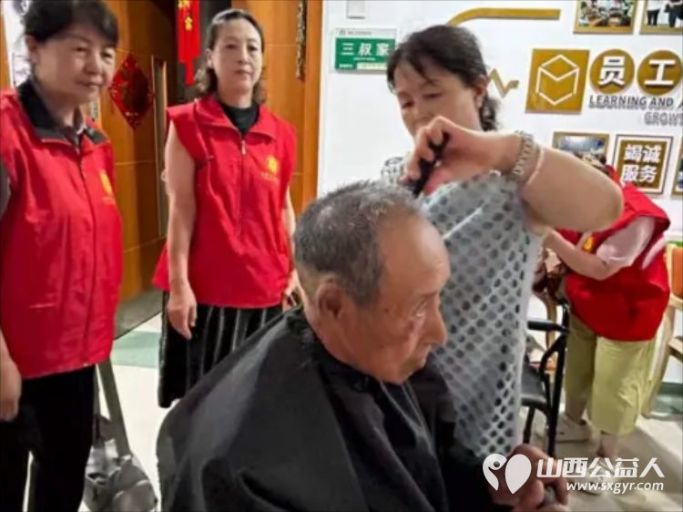 给老人一份幸福就是给自己一份快乐----阳泉市义工联合会在恒爱仁和为老服务院开展为老人理发洗头洗脚剪指甲陪他们聊天系列服务活动让老人们感受到来自社会亲情般的温暖 - 第2张 - 山西公益人 给老人一份幸福就是给自己一份快乐----阳泉市义工联合会在恒爱仁和为老服务院开展为老人理发洗头洗脚剪指甲陪他们聊天系列服务活动让老人们感受到来自社会亲情般的温暖 - 第2张