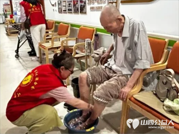 给老人一份幸福就是给自己一份快乐----阳泉市义工联合会在恒爱仁和为老服务院开展为老人理发洗头洗脚剪指甲陪他们聊天系列服务活动让老人们感受到来自社会亲情般的温暖 - 第9张 - 山西公益人 给老人一份幸福就是给自己一份快乐----阳泉市义工联合会在恒爱仁和为老服务院开展为老人理发洗头洗脚剪指甲陪他们聊天系列服务活动让老人们感受到来自社会亲情般的温暖 - 第9张