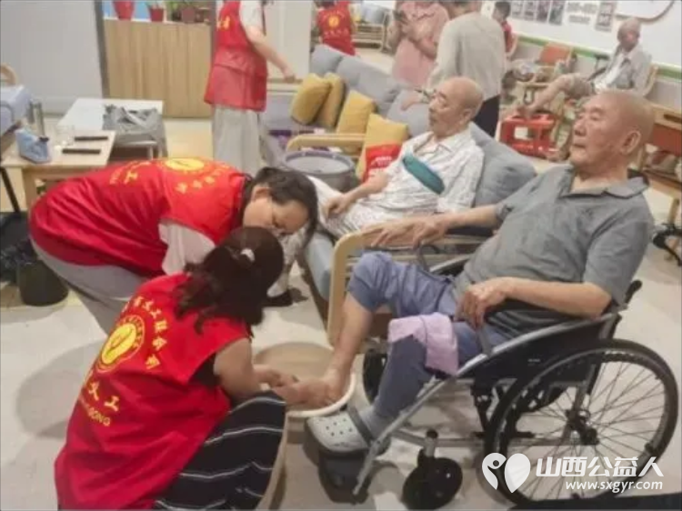 给老人一份幸福就是给自己一份快乐----阳泉市义工联合会在恒爱仁和为老服务院开展为老人理发洗头洗脚剪指甲陪他们聊天系列服务活动让老人们感受到来自社会亲情般的温暖 - 第8张 - 山西公益人 给老人一份幸福就是给自己一份快乐----阳泉市义工联合会在恒爱仁和为老服务院开展为老人理发洗头洗脚剪指甲陪他们聊天系列服务活动让老人们感受到来自社会亲情般的温暖 - 第8张