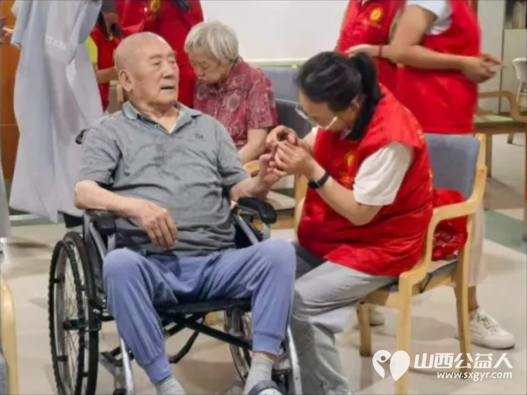 给老人一份幸福就是给自己一份快乐----阳泉市义工联合会在恒爱仁和为老服务院开展为老人理发洗头洗脚剪指甲陪他们聊天系列服务活动让老人们感受到来自社会亲情般的温暖 - 第16张 - 山西公益人 给老人一份幸福就是给自己一份快乐----阳泉市义工联合会在恒爱仁和为老服务院开展为老人理发洗头洗脚剪指甲陪他们聊天系列服务活动让老人们感受到来自社会亲情般的温暖 - 第16张