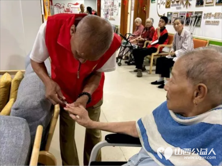 给老人一份幸福就是给自己一份快乐----阳泉市义工联合会在恒爱仁和为老服务院开展为老人理发洗头洗脚剪指甲陪他们聊天系列服务活动让老人们感受到来自社会亲情般的温暖 - 第15张 - 山西公益人 给老人一份幸福就是给自己一份快乐----阳泉市义工联合会在恒爱仁和为老服务院开展为老人理发洗头洗脚剪指甲陪他们聊天系列服务活动让老人们感受到来自社会亲情般的温暖 - 第15张